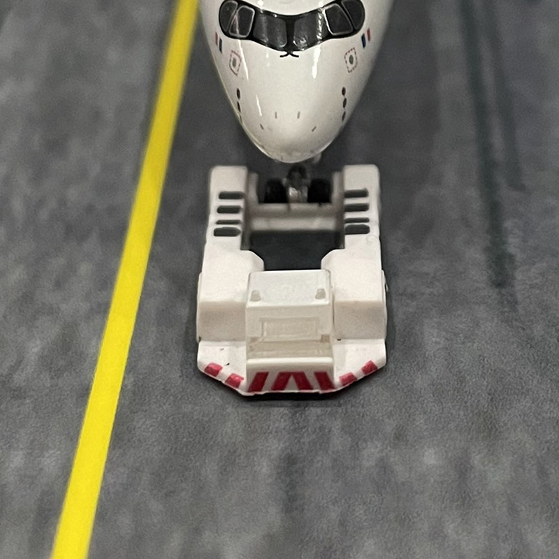 1:400 Scale Aircraft Tractor T - Horseshoe Game Set review and price